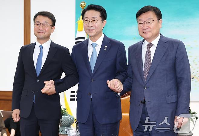 조정식 국회의장이 지난 11일 오후 서울 여의도 국회의장 집무실에서 여야 원내대표와 회동 전 기념 촬영을 하고 있다. 왼쪽부터 한병도 더불어민주당 원내대표, 조 의장, 정점식 국민의힘 원내대표. (공동취재) 2026.6.11 ⓒ 뉴스1 안은나 기자