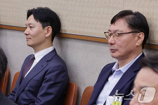 이화영 전 경기도 평화부지사(오른쪽)가 14일 서울 여의도 국회 법제사법위원회에서 열린 법무부 등에 대한 국정감사에서 의원 질의를 마친 후 자신의 대북 송금 사건을 수사했던 박상용 법무연수원 교수를 지나치고 있다. 2025.10.14 ⓒ 뉴스1 신웅수 기자
