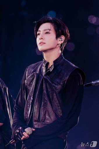 그룹 방탄소년단(BTS) 정국이 부산시 연제구 아시아드주경기장에서 열린 'BTS 월드투어 아리랑 인 부산' 콘서트에서 환호하는 아미들을 바라보고 있다. (빅히트 뮤직(하이브) 제공. 재판매 및 DB 금지) 2026.6.13 ⓒ 뉴스1 권현진 기자