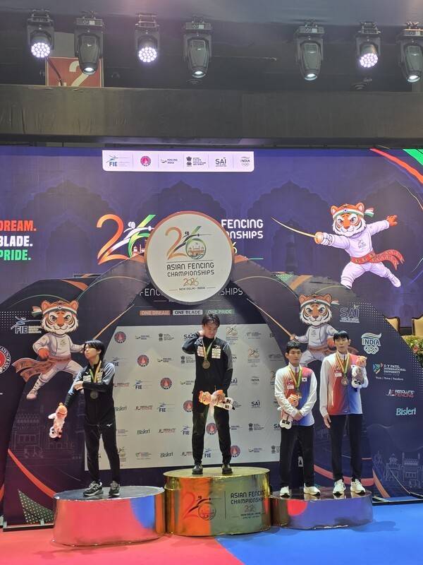 2026 아시아펜싱선수권 대회에서 윤정현(플뢰레)과 임철우(플뢰레)가 동메달을 수상하고 있다./사진=이윤 기자