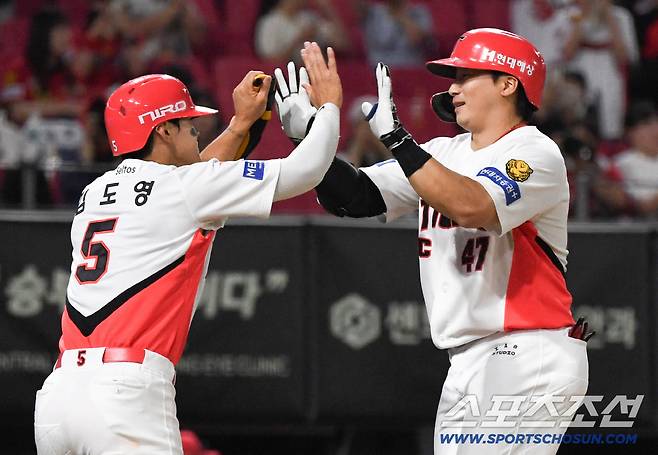 17일 광주 기아챔피언스필드에서 열린 KIA와 LG의 경기. 8회말 무사 1루 KIA 나성범이 투런포를 날린 뒤 김도영과 함께 환호하고 있다. 광주=박재만 기자 pjm@sportschosun.com/2026.06.17/