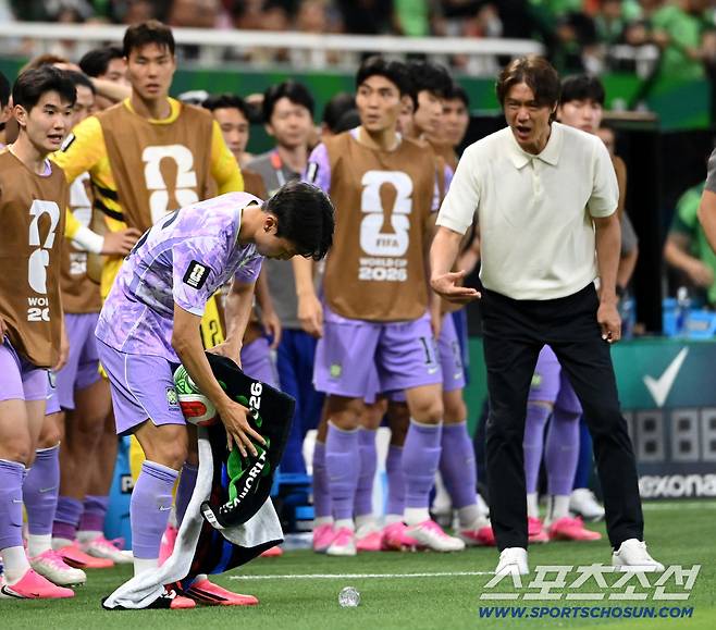 19일(한국시각) 멕시코 과달라하라 사포판의 에스타디오 과달라하라에서 열린 2026 북중미월드컵 대한민국과 멕시코의 경기. 스로인을 위해 공을 닦아내는 엄지성과 소리치는  홍명보 감독의 모습. 사포판(멕시코)=허상욱 기자wook@sportschosun.com/2026.06.19/