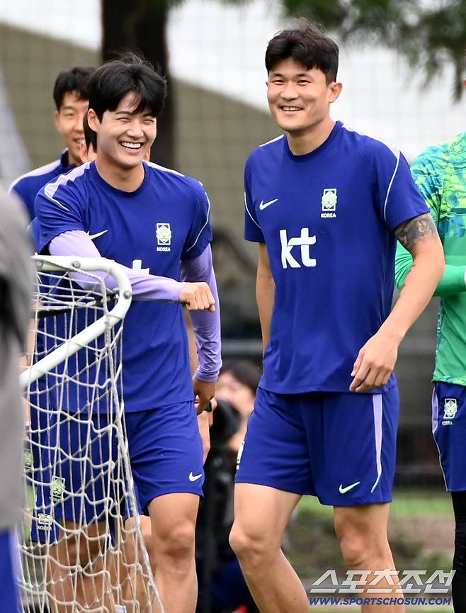 2026 북중미 월드컵 체코전에서 승리한 대한민국 월드컵 대표팀이 15일(한국시각) 멕시코 과달라하라 인근 사포판 월드컵대표팀 베이스캠프 훈련장 치바스 베르데 바예에서 훈련을 가졌다. 설영우와 김민재가 훈련장으로 들어서고 있다. 사포판(멕시코)=허상욱 기자wook@sportschosun.com/2026.06.15/