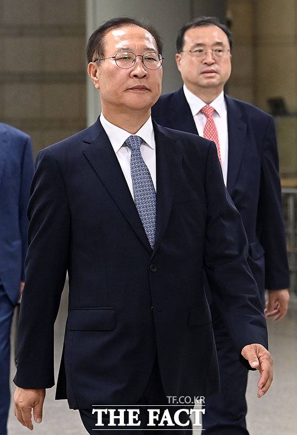 내란중요임무종사 혐의로 기소된 박성재 전 법무부 장관이 22일 오후 서울 서초구 서울중앙지방법원에서 열린 1심 선고 공판에 출석하고 있다. /서예원 기자(현장풀)