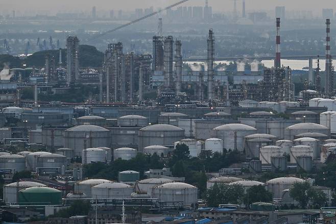 지난달 8일 중국 동부 난징에 위치한 한 정유공장 전경 / AFP=연합