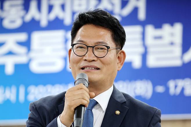 더불어민주당 송영길 의원이 16일 오후 전남 보성군 다비치콘도에서 열린 제9회 전국동시지방선거 민주당 전남광주통합특별시의원 당선인 워크숍에서 축사를 하고 있다. 연합뉴스