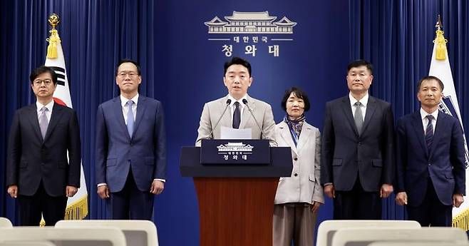 강훈식 비서실장이 21일 청와대에서 인사 관련 브리핑을 하고 있다. 왼쪽부터 신임 홍보소통수석 성기홍 전 연합뉴스 대표이사 사장, 민정수석 한찬식 전 서울동부지검장, 강 비서실장, 사회수석 김경자 우석대 객원교수, 국가안보실 1차장 강건작 대통령직속 미래국방전략위 위원, 국가안보실 3차장 송기호 청와대 경제안보비서관 ⓒ뉴시스