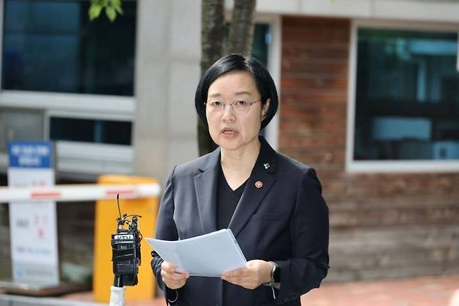 한성숙 국무총리 후보자가 22일 서울 종로구 통의동 금융감독연수원에 마련된 인사청문회 준비 사무실로 출근하며 최근 발생한 모두의 창업 개인정보 유출과 관련해 입장을 밝히고 있다. ⓒ연합뉴스