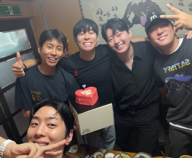 왼쪽부터 그레이, 임영웅, 대니 구, 서재원, 김선웅 ⓒ서재원 SNS