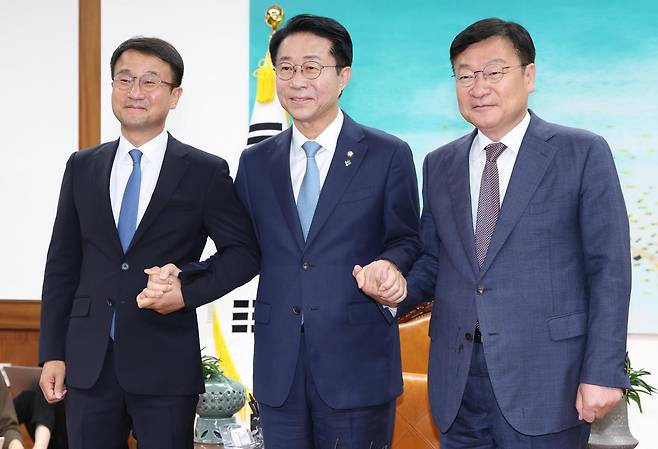 조정식 국회의장이 지난 11일 오후 서울 여의도 국회의장 집무실에서 여야 원내대표와 회동 전 기념 촬영을 하고 있다. 왼쪽부터 한병도 더불어민주당 원내대표, 조 의장, 정점식 국민의힘 원내대표. (공동취재) 2026.6.11 ⓒ 뉴스1 안은나 기자