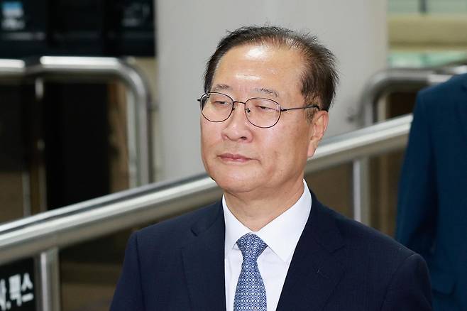 박성재 전 법무부 장관이 22일 오후 서울 서초구 중앙지방법원에서 열린 내란중요임무종사, 청탁금지법 위반 등 혐의 1심 선고 공판에 출석하고 있다. 박 전 장관은 12·3 비상계엄 선포 직후 법무부 간부 회의를 소집하고 출국금지팀 비상 대기, 교정시설 수용 공간 확보, 합동수사본부 검사 파견 검토 등을 지시한 혐의와 김건희 여사로부터 명품 가방 수사 관련 문의를 전달받고 이를 실무진에 확인하도록 지시한 혐의를 받는다. 2026.6.22 뉴스1