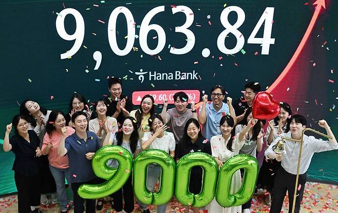 코스피가 사상 처음으로 9000포인트를 돌파 마감한 18일 서울 중구 하나은행 딜링룸에서 직원들이 축하 세리머니를 하고 있다. 이날 코스피는 전 거래일 대비 199.60포인트(2.25%) 오른 9063.84로 마감했다. /사진=뉴스1