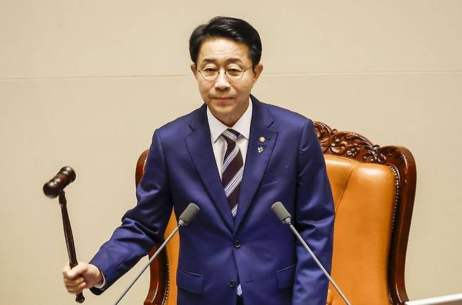 조정식 국회의장이 18일 서울 여의도 국회에서 열린 제436회 국회(임시회) 제3차 본회의에서 의사봉을 두드리고 있다. 뉴시스