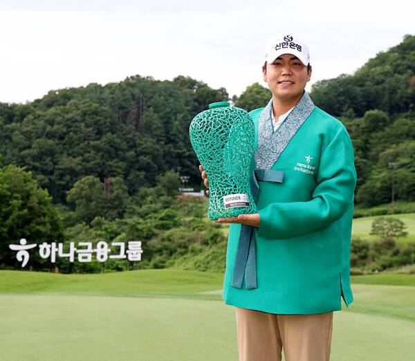 2026년 한국프로골프(KPGA) 투어 하나은행 인비테이셔널 우승을 차지한 프로가 우승 트로피를 들고 기념 촬영하는 모습이다. 사진제공=KPGA (사진을 무단으로 사용하지 마십시오.)