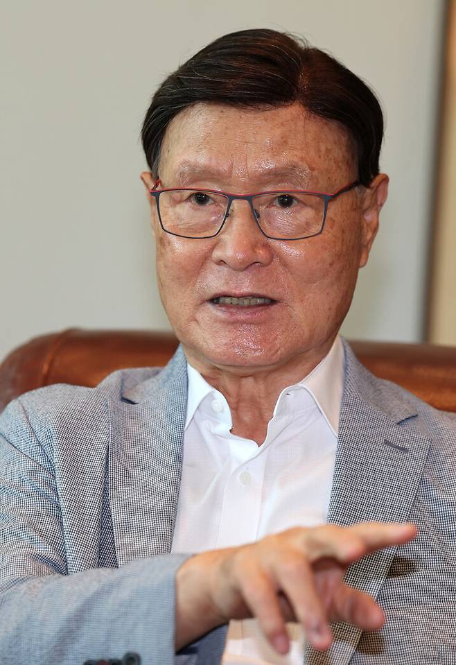 1972년 3월10일 서울 오류동 공군부대 사격장에서 있었던 실미도 공작원 4명의 사형집행을 지휘했던 김중권 변호사가 18일 오후 서울 마포구 서교동 개인사무실에서 한겨레와 인터뷰를 하고 있다. 류우종 선임기자 wjryu@hani.co.kr