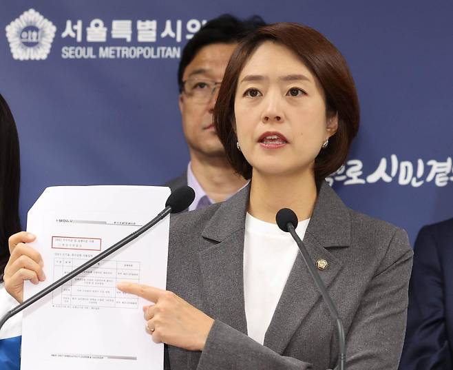 고민정 더불어민주당 의원이 지난달 19일 서울 중구 서울시의회 별관 기자회견장에서 GTX-A 삼성역 구간 철근 누락 등과 관련해 서울시의 은폐 의혹을 고발하고 있다. 당시 고 의원은 정원오 민주당 서울시장 후보 선거대책위원회의 '오세훈 10년 심판본부 공동본부장'을 맡고 있었다. 뉴시스