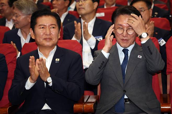 김민석(오른쪽) 국무총리와 정청래 더불어민주당 대표가 21일 국회 의원회관에서 열린 2026 6·3지방선거 단체장 당선자 워크숍에 이재명 대통령 시계를 차고 자리하고 있다. 뉴스1