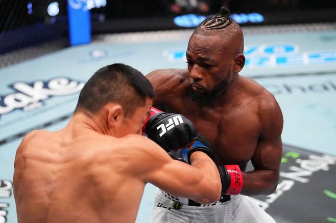 마넬 캅이 호리구치 쿄지를 공격하는 모습. 사진=UFC