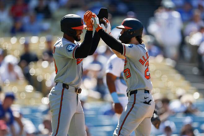 <yonhap photo-5098=""> Baltimore Orioles' Blaze Alexander, right, is greeted by Michael Siani, left, after hitting a two-run home run during the eighth inning of a baseball game against the Los Angeles Dodgers, Sunday, June 21, 2026, in Los Angeles. (AP Photo/Caroline Brehman)/2026-06-22 08:27:24/ <저작권자 ⓒ 1980~2026 ㈜연합뉴스. 무단 전재 재배포 금지, AI 학습 및 활용 금지></yonhap>