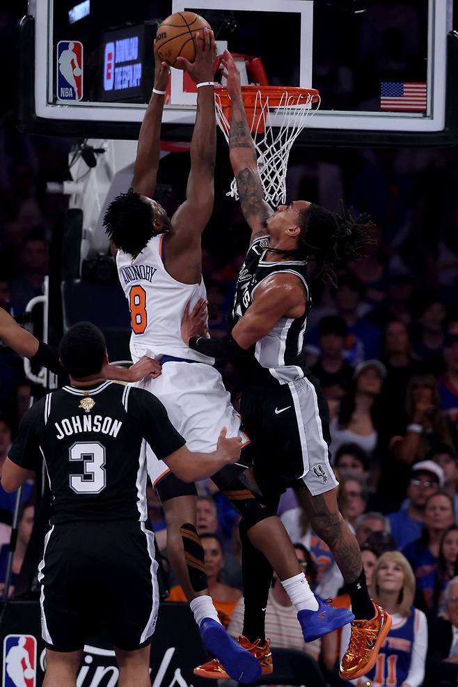 <yonhap photo-3438=""> NEW YORK, NEW YORK - JUNE 10: OG Anunoby #8 of the New York Knicks attempts to shoot the ball against Devin Vassell #24 of the San Antonio Spurs during the first quarter in Game Four of the 2026 NBA Finals at Madison Square Garden on June 10, 2026 in New York City. NOTE TO USER: User expressly acknowledges and agrees that, by downloading and or using this photograph, User is consenting to the terms and conditions of the Getty Images License Agreement. Al Bello/Getty Images/AFP (Photo by AL BELLO / GETTY IMAGES NORTH AMERICA / Getty Images via AFP)/2026-06-11 10:46:41/ <저작권자 ⓒ 1980~2026 ㈜연합뉴스. 무단 전재 재배포 금지, AI 학습 및 활용 금지></yonhap>