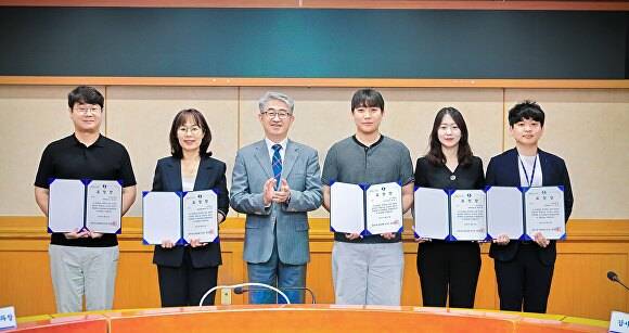 적극행정 우수공무원으로 뽑힌 박태우·강세경 주무관, 김진석 충주시장 권한대행, 전준호·채희경·이도엽 주무관(왼쪽부터).  [사진=충주시]