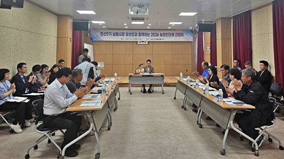 양충모 남원시장 당선인이 22일 농업인 상생플랫폼에서 열린 농업인단체 간담회에 참석해 농업예산 확대와 농촌 현안 해결 방안에 대해 의견을 나누고 있다. [사진=남원시장직 인수위]