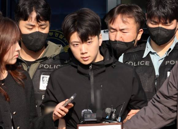 살인·살인미수 혐의를 받는 장윤기(23) 씨가 지난달 14일 오전 광주 서부경찰서에서 검찰로 송치되기 전 포토라인에 서고 있다. [사진=연합뉴스]