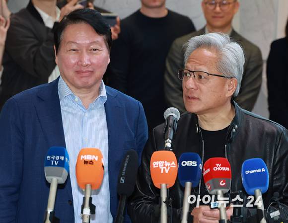 젠슨 황 엔비디아 최고경영자(CEO)가 지난 8일 서울 종로구 SK서린빌딩에 방문해 최태원 SK그룹 회장(왼쪽)과 면담을 마치고 취재진과 질의 응답을 갖고 있다.[사진=정소희 기자]
