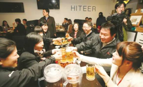 2012년 3월 이천 본사 인근 호프집에서 최태원 회장이 직원들과 건배를 하고 있다. [사진=SK하이닉스]