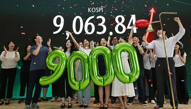 18일 서울 중구 하나은행 본점 딜링룸에서 직원들이 코스피 9000 기념 타종 세리머니를 하고 있다. 이날 코스피는 199.60p(2.25%) 오른 9,063.84로 마감했다. 2026.6.18 [사진=연합뉴스]