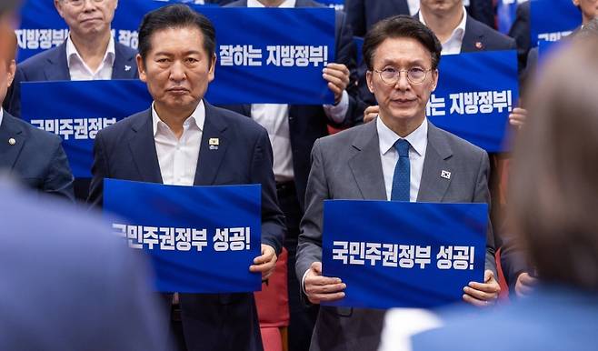 정청래 더불어민주당 대표(왼쪽)와 김민석 국무총리가 지난 21일 민주당 6·3 지방선거 당선자 워크숍에 참석하고 있다. (정청래 대표 페이스북)