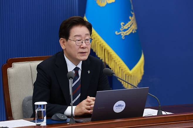 이재명 대통령이 지난 19일 청와대에서 열린 대통령 주재 수석·보좌관 회의에서 발언하고 있다. 청와대사진기자단
