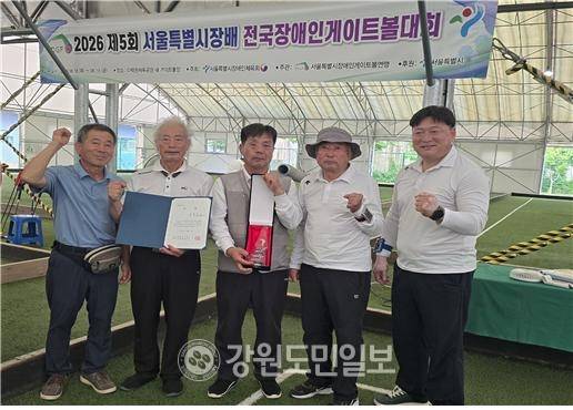 ▲ 19일 홍천 무궁이팀이 ‘2026 서울시장배 제5회 전국장애인게이트볼대회’에서 우승을 차지한 후 기념촬영을 하고 있다.