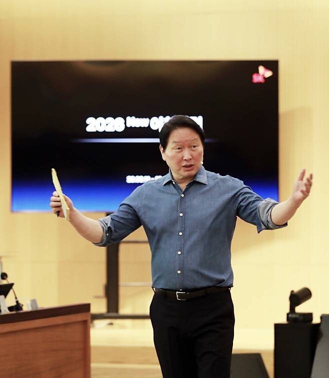 최태원 SK그룹 회장이 지난 13일 경기 이천시 SKMS 연구소에서 열린 '2026 New 이천포럼'에서 마무리 발언을 하고 있다. 2026.6.14 / 사진=SK그룹