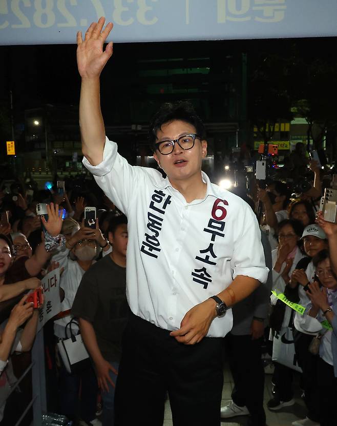 무소속으로 출마했던 한동훈 국회의원이 지난 4일 부산 북구 선거사무소에서 당선이 확정된 후 지지자에게 인사하고 있다.  연합뉴스