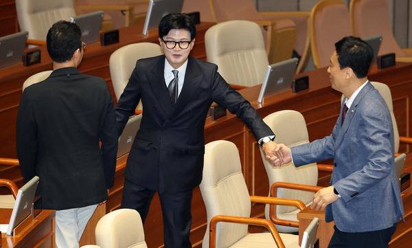 무소속 한동훈 의원이 지난 11일 국회에서 열린 제436회 국회(임시회) 2차 본회의에서 국민의힘 박정훈, 정성국 의원과 인사 나누고 있다. 연합뉴스