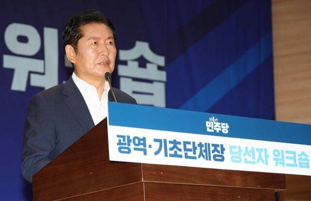 정청래 더불어민주당 대표가 21일 국회 의원회관에서 열린 6·3 지방선거 단체장 당선자 워크숍에서 인사말을 하고 있다. 정 대표는 이번 주 중 당대표 연임 도전에 나설 전망이다. 연합뉴스