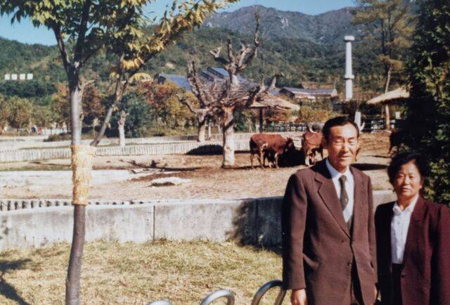 이재인 한국문인인장박물관장의 장인·장모가 1968년 인천 강화군 길상면 자택 앞에 나란히 서 있다.