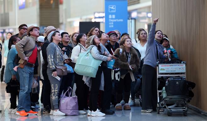 지난 2월 16일 인천국제공항 2터미널에서 우리나라를 방문한 외국인관광객들이 출국을 앞두고 있다.  / 사진 = 뉴스1