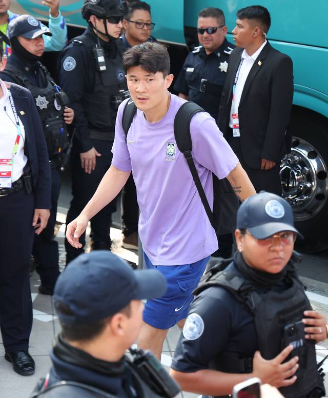 축구대표팀의 김민재가 22일 오전(한국시간) 멕시코 누에보레온주 몬테레이 숙소에 도착해 입장하고 있다. 뉴시스