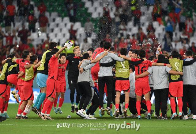 지난 2022년 카타르 월드컵 조별리그 3차전에서 포르투갈을 꺾고 16강 진출에 성공한 축구대표팀. 당시 경기를 이끌었던 파쿤도 테요 주심이 오는 25일 오전 10시 멕시코 누에보 레온주 몬테레이의 몬테레이 스타디움에서 펼쳐지는 한국과 남아프리카공화국의 '2026 북중미 월드컵’ 조별리그 마지막 경기를 관장한다./게티이미지코리아