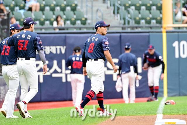 14일 오후 서울 잠실야구장에서 진행된 '2026 신한 SOL KBO 리그' 롯데 자이언츠 - LG 트윈스 경기. 경기 전 롯데 전준우가 LG 선수들을 바라보고 있다./마이데일리
