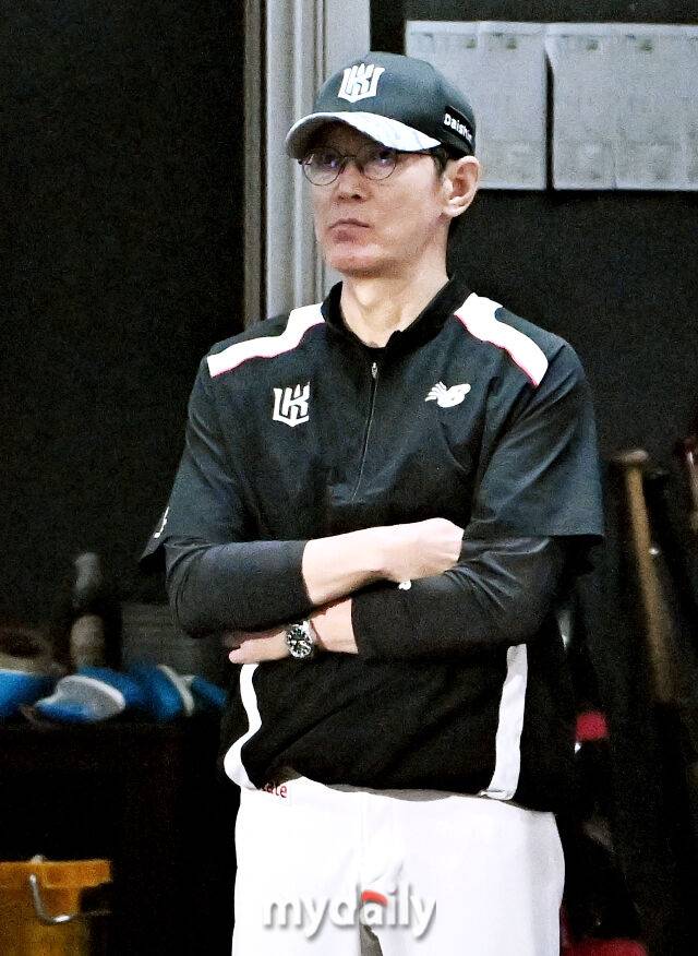 11일 오후 경기도 수원시 수원KT위즈파크에서 진행된 '2026 프로야구 KBO리그' KT위즈와 삼성라이온즈와의 경기. KT 이강철 감독이 경기를 지켜보고 있다./마이데일리