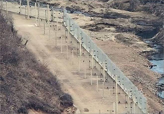 [서울=뉴시스] 합동참모본부는 23일 최근 북한군 동향 언론 브리핑을 통해 북한이 우크라이나를 침공한 러시아에 병력은 물론 장비까지 추가로 보내려는 동향을 파악했으며 남측에 대해서는 경계·분리를 강화하기 위해 일부 구간에 전기 철책을 설치했다고 밝혔다. 사진은 전기철책 설치를 위한 애자(전선을 철탑 또는 전봇대의 어깨쇠에 고정하고 절연하기 위하여 사용하는 지지물)가 설치된 모습. (사진=합동참모본부 제공) 2024.12.23. photo@newsis.com *재판매 및 DB 금지