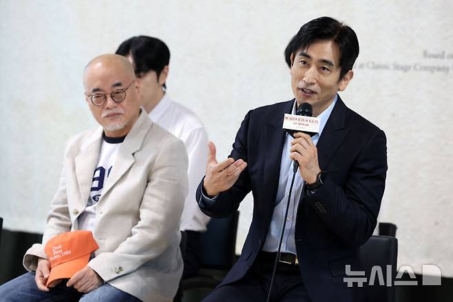 [서울=뉴시스] 박진희 기자 = 연극 '죽은 시인의 사회' 배우 차인표(존 찰스 키팅 역)와 연출 조광화가 22일 서울 종로구 예술가의집에서 제작발표회를 하고 있다. 2026.06.22. pak7130@newsis.com