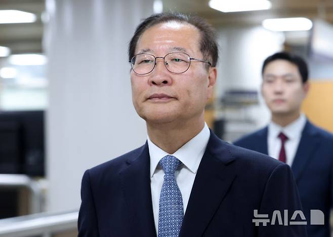 [서울=뉴시스] 이영환 기자 = 12·3 비상계엄 선포 과정에 가담하고 김건희 여사 관련 수사를 무마하려 한 혐의로 재판을 받고 있는 박성재 전 법무부 장관이 22일 오후 서울 서초구 서울중앙지방법원에서 열린 선고 공판에 출석하고 있다. 2026.06.22. 20hwan@newsis.com