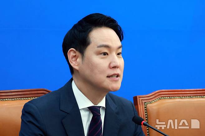 [서울=뉴시스] 고승민 기자 = 김한규 더불어민주당 정책수석부대표가 지난 1월 13일 서울 여의도 국회에서 열린 원내대책회의에서 발언하고 있다. 2026.01.13. kkssmm99@newsis.com