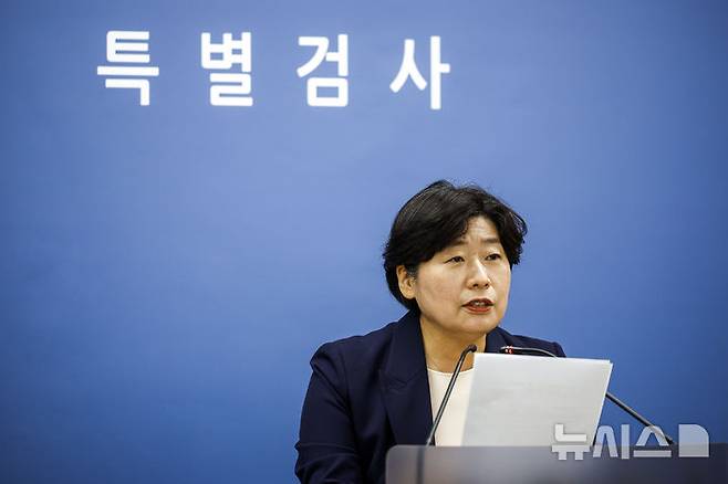 [서울=뉴시스] 정병혁 기자 = 박지영 내란특검 특검보가 7일 서울 서초구 서울고등검찰청에 마련된 내란특검에서 추경호 국민의힘 의원에 대한 내란중요임무종사혐의 기소 브리핑을 하고 있다. 2025.12.07. jhope@newsis.com