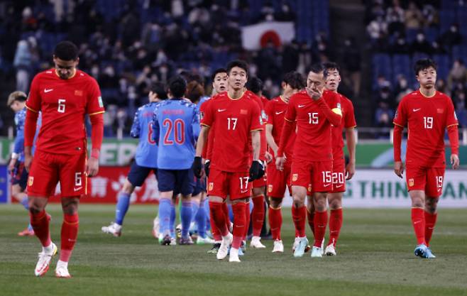 중국 축구대표팀 선수들이 지난 2022년 1월 27일 일본 사이타마 스타디움에서 열린 일본과의 2022년 카타르월드컵 아시아지역 최종예선 B조 7차전 원정 경기에서 0대2로 패한 뒤 퇴장하고 있다. 연합뉴스