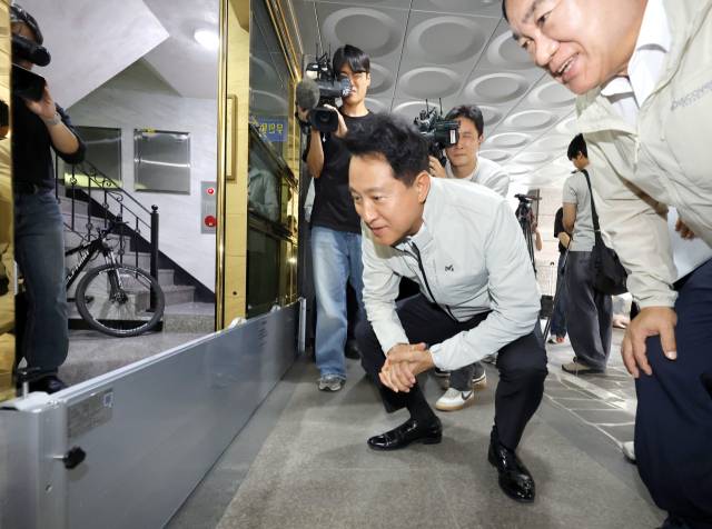 ▲오세훈 서울시장이 22일 서울 관악구 난곡로 반지하 골목길을 방문, 물막이판을 살펴보고 있다. ⓒ연합뉴스